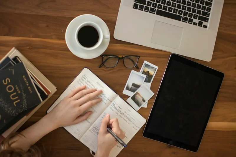 صورة غلاف مقال: سيرة ذاتية بالانجليزي — كيف تكتب CV احترافي بالإنجليزية 2026
