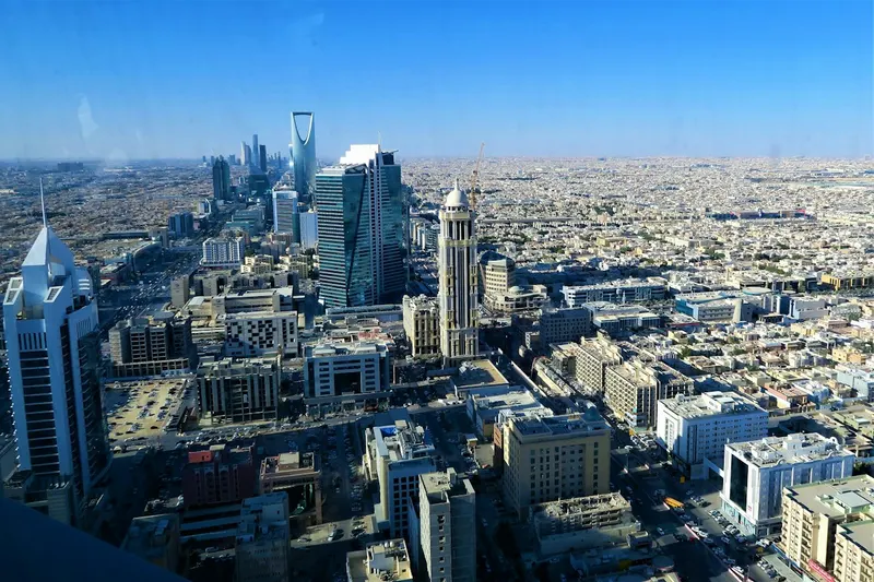 صورة غلاف مقال: رواتب الوظائف في السعودية 2026: دليل شامل حسب التخصص والخبرة